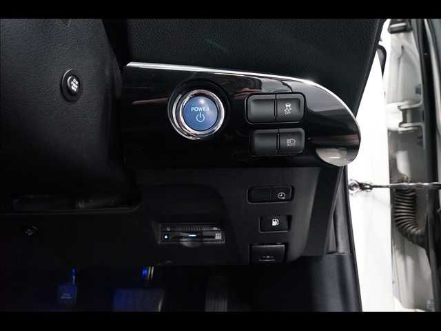 TOYOTA PRIUS PHV 2017 Image 31