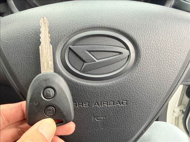 DAIHATSU MIRA E:S 2017 Image 31