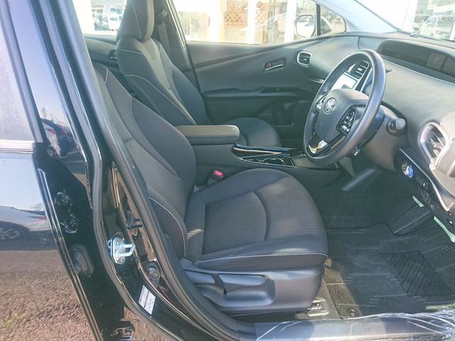 TOYOTA PRIUS PHV 2019 Image 31