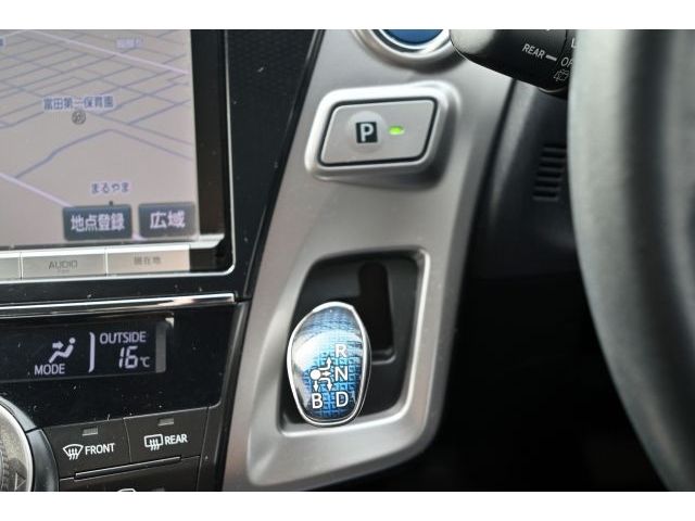 TOYOTA PRIUS ALPHA 2014 Image 31