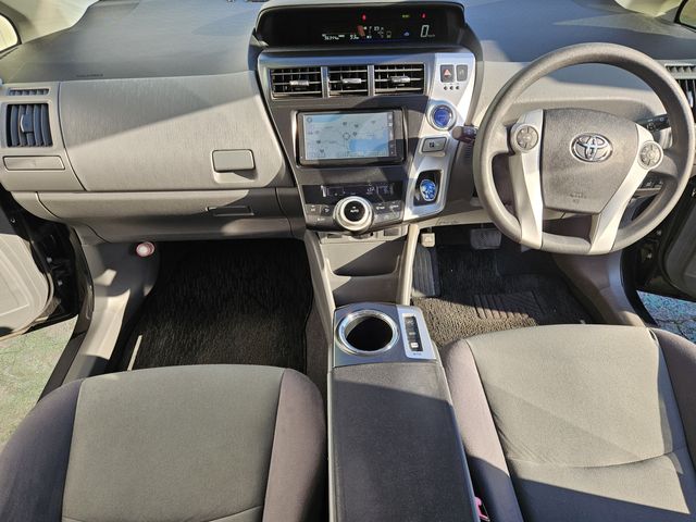 TOYOTA PRIUS ALPHA 2012 Image 31