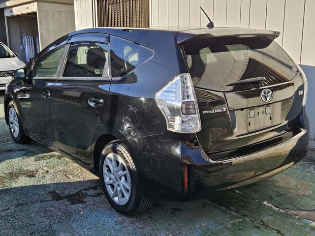 TOYOTA PRIUS ALPHA 2012 Image 31