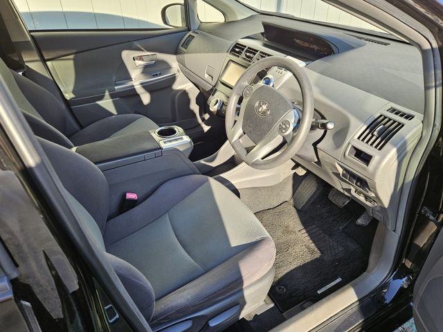 TOYOTA PRIUS ALPHA 2012 Image 31