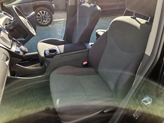 TOYOTA PRIUS ALPHA 2012 Image 31