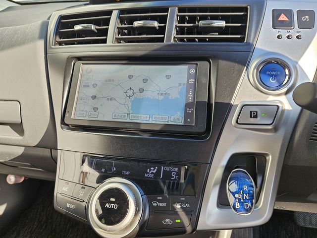 TOYOTA PRIUS ALPHA 2012 Image 31