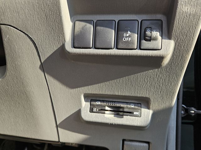 TOYOTA PRIUS ALPHA 2012 Image 31