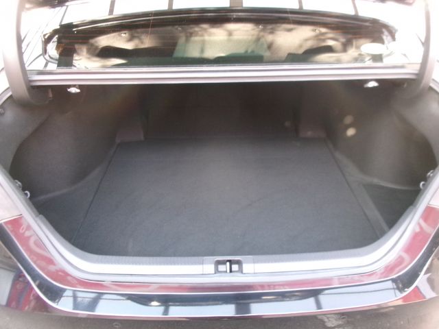 TOYOTA CAMRY HYBRID 2018 Image 31