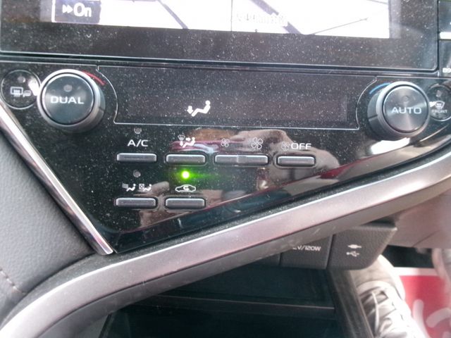 TOYOTA CAMRY HYBRID 2018 Image 31