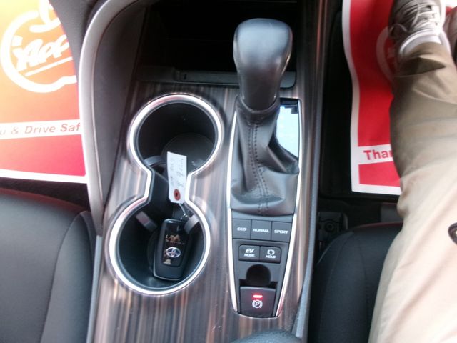 TOYOTA CAMRY HYBRID 2018 Image 31