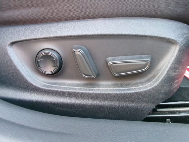 TOYOTA CAMRY HYBRID 2018 Image 31