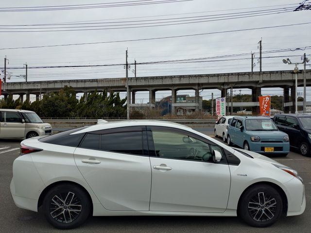 TOYOTA PRIUS 2018 Image 31