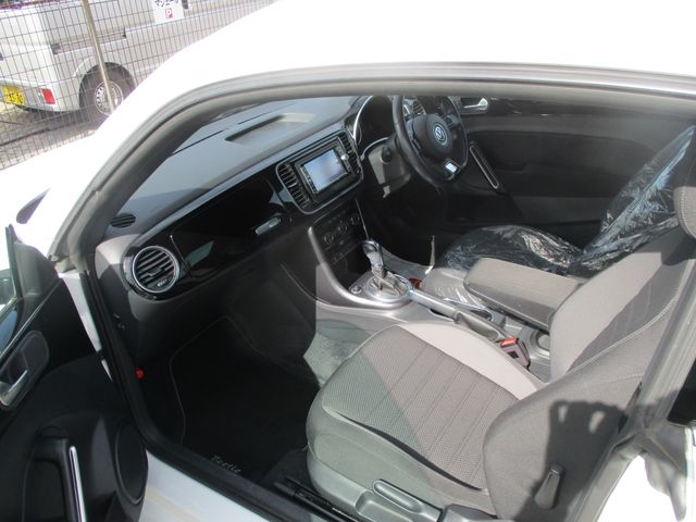 VOLKSWAGEN THE BEETL 2018 Image 31