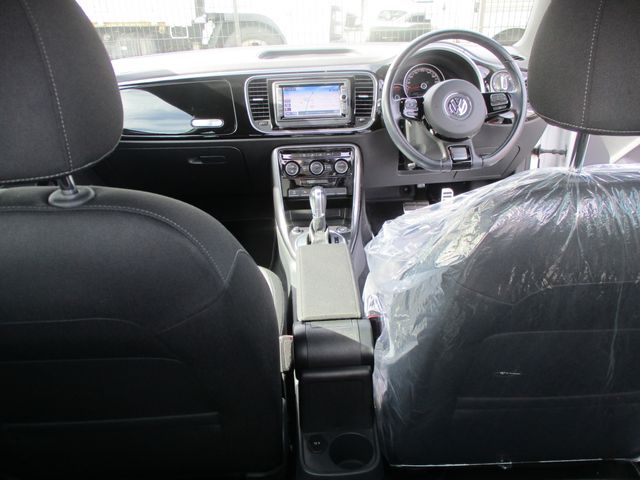 VOLKSWAGEN THE BEETL 2018 Image 31