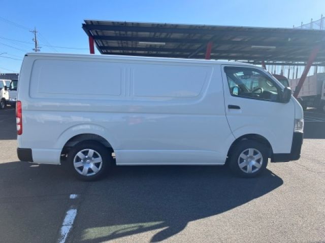 TOYOTA HIACE VAN 2WD 2025 Image 31