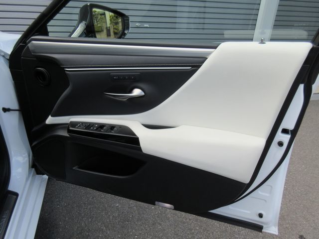 TOYOTA LEXUS ES300H 2023 Image 31