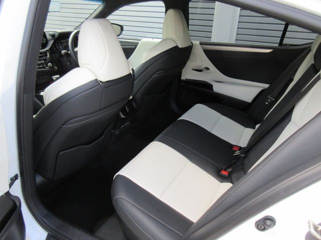 TOYOTA LEXUS ES300H 2023 Image 31