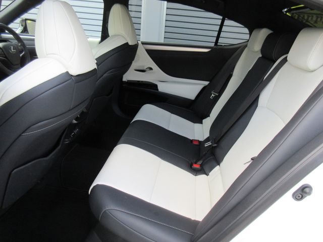 TOYOTA LEXUS ES300H 2023 Image 31