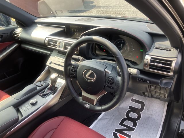TOYOTA LEXUS IS300H 2015 Image 31