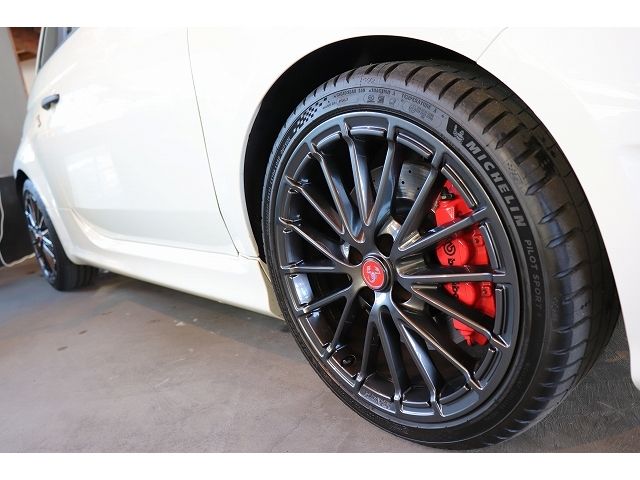 FIAT ABARTH 695 2022 Image 31