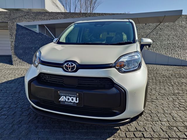 TOYOTA SIENTA HYBRID 2024 Image 31
