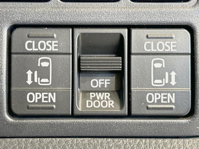 TOYOTA VOXY 2017 Image 31