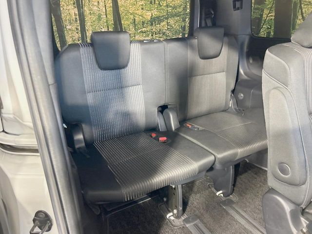 TOYOTA VOXY 2017 Image 31