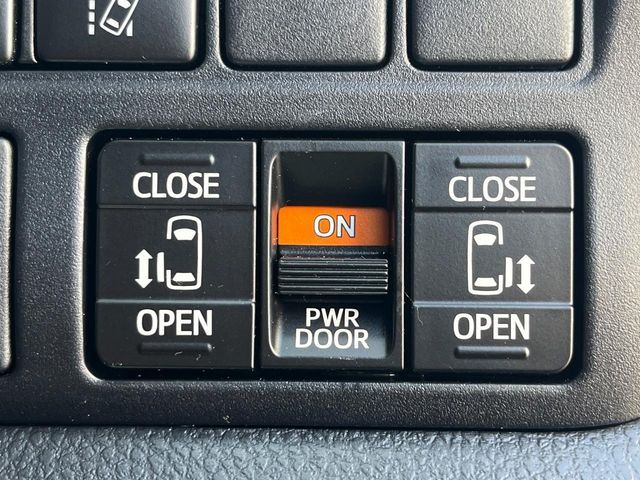 TOYOTA VOXY 2018 Image 31