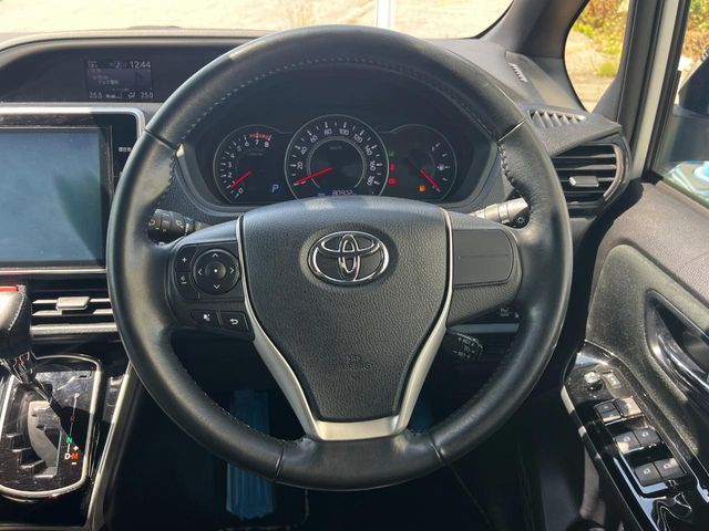 TOYOTA VOXY 2018 Image 31