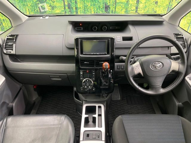 TOYOTA VOXY 2010 Image 31