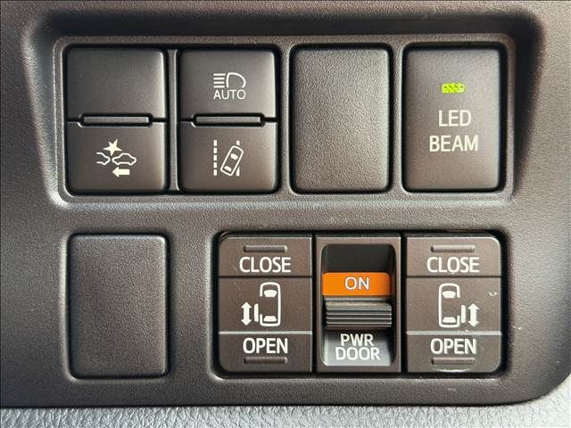 TOYOTA NOAH 2016 Image 31