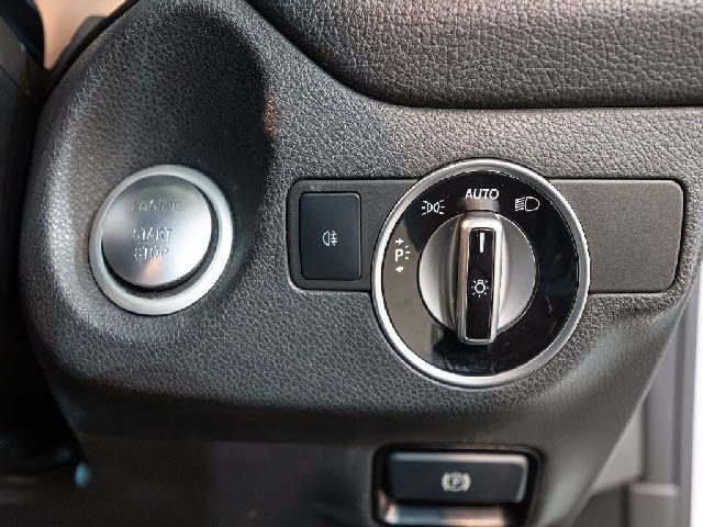 MERCEDES BENZ CLA SH 2018 Image 31