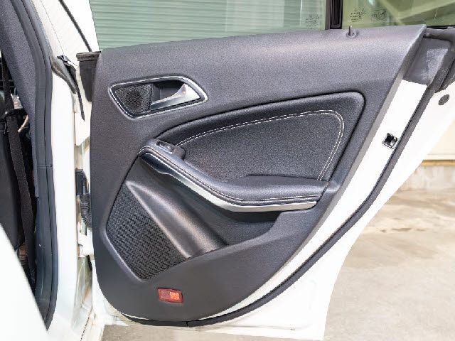 MERCEDES BENZ CLA SH 2018 Image 31