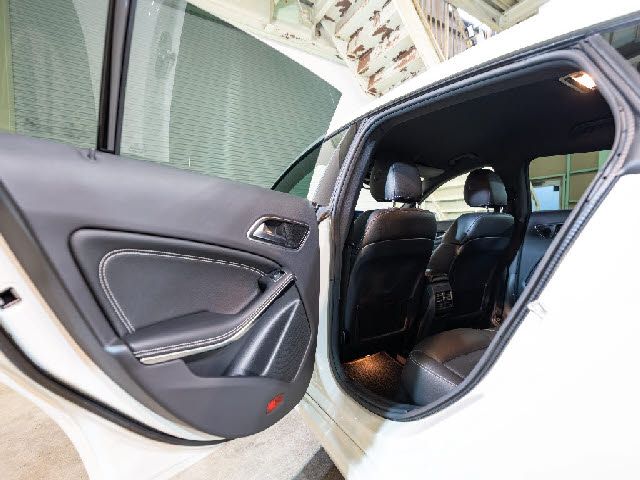 MERCEDES BENZ CLA SH 2018 Image 31