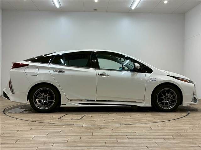 TOYOTA PRIUS PHV 2017 Image 31