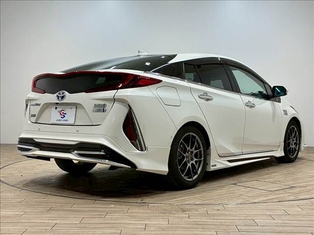 TOYOTA PRIUS PHV 2017 Image 31