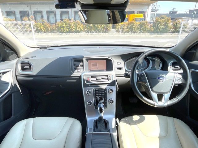 VOLVO V60 2018 Image 31