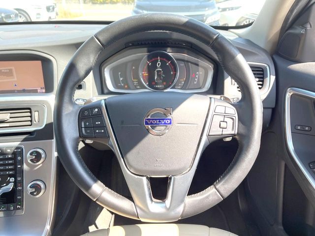 VOLVO V60 2018 Image 31