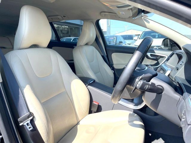 VOLVO V60 2018 Image 31