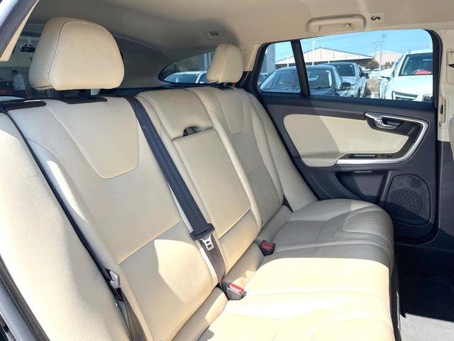 VOLVO V60 2018 Image 31