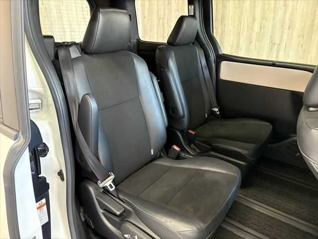 TOYOTA NOAH HYBRID 2018 Image 31