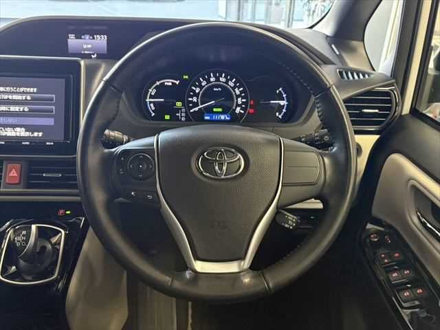 TOYOTA NOAH HYBRID 2018 Image 31