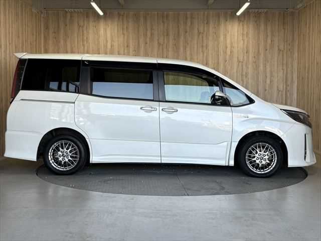 TOYOTA NOAH HYBRID 2018 Image 31