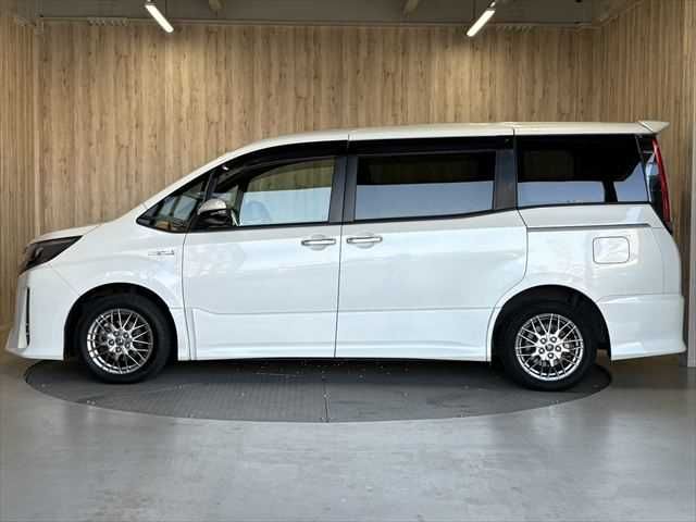TOYOTA NOAH HYBRID 2018 Image 31