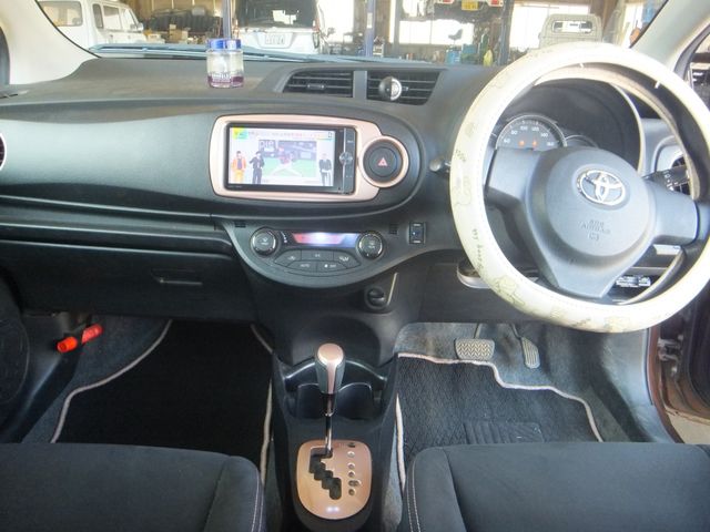 TOYOTA VITZ 2014 Image 31