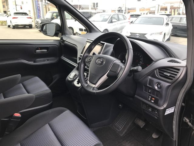 TOYOTA VOXY 2014 Image 31