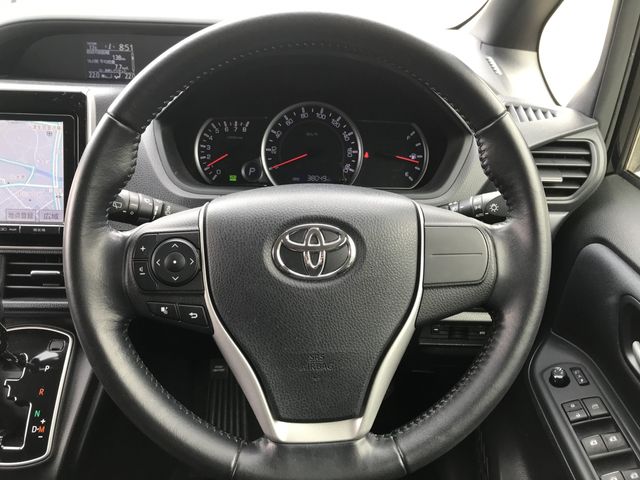 TOYOTA VOXY 2014 Image 31