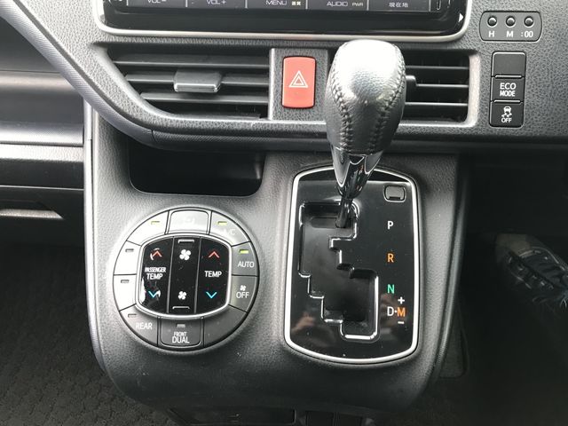 TOYOTA VOXY 2014 Image 31