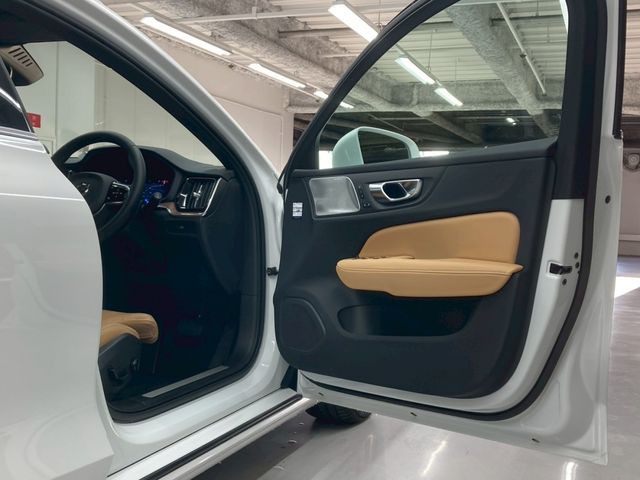 VOLVO V60 2025 Image 31