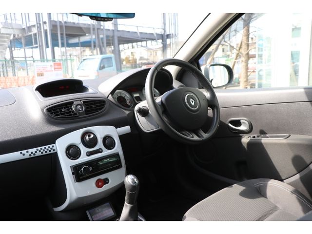 RENAULT LUTECIA 2011 Image 31