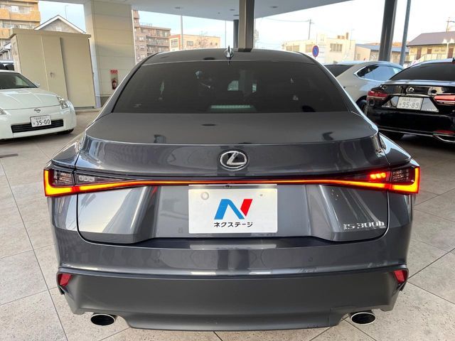 TOYOTA LEXUS IS300H 2023 Image 31